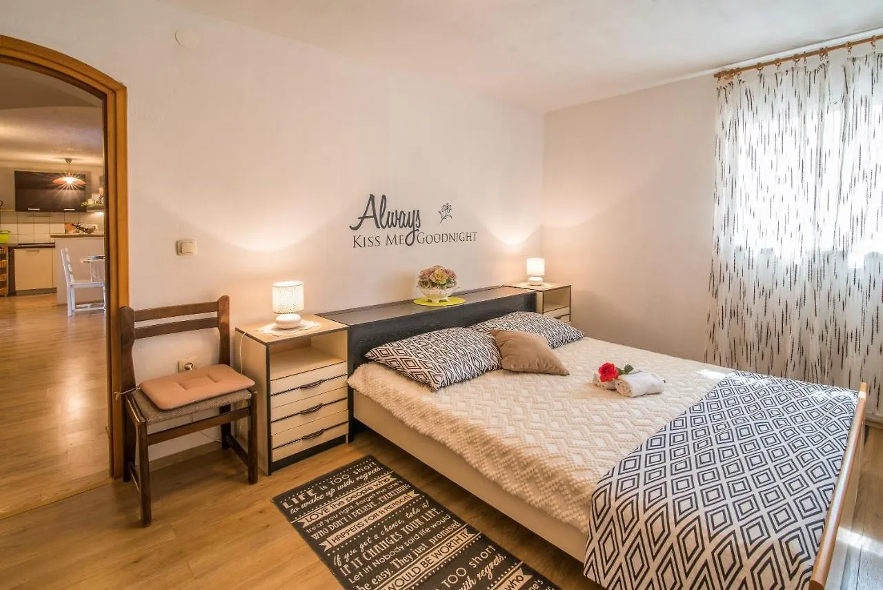 Apartments With A Parking Space Malinska 0*,